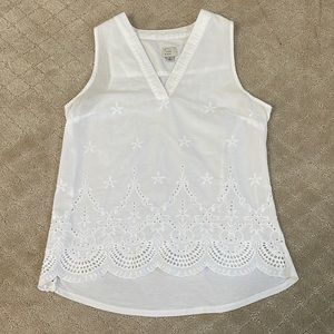 Beautiful white tank with lace detail - EUC